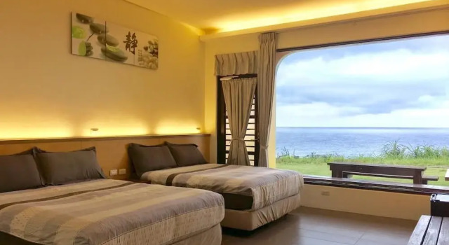 Четырёхместный номер Standard с балконом White Sand Beach 32