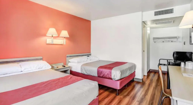 Четырёхместный номер Standard Motel 6-Medford, OR