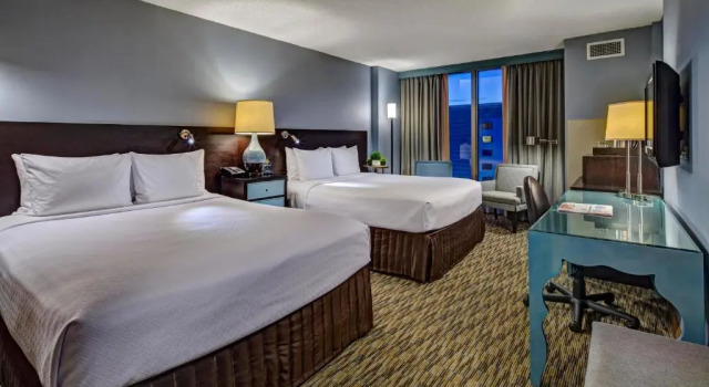 Четырёхместный номер Superior Crowne Plaza Hotel Glen Ellyn/Lombard by IHG