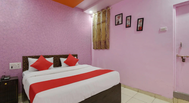 OYO 19830 Hotel Lucky Star