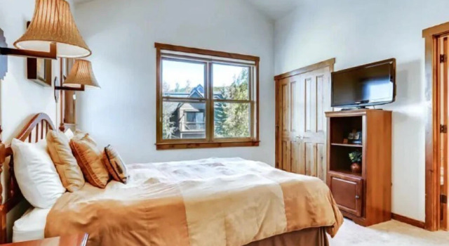 3 Bedroom Mountain Vacation Rental on Historic Downtown Main Street Within Walking Distance to Peak 9 Gondola, Rezerwuj Apartament Hotele w Vail Ski z basenem, Basen
