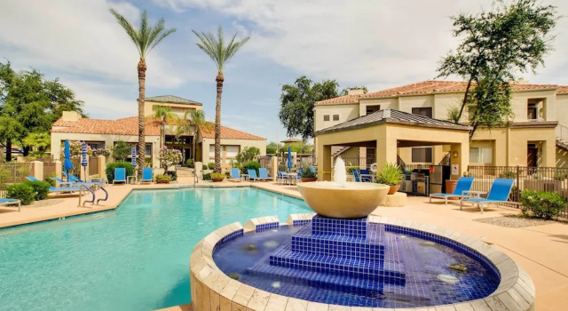12 Mi to Old Town: Condo w/ Pool & Balcony!, Забронировать Апартаменты/квартира Отели Скотсдейл с парковкой, Парковка