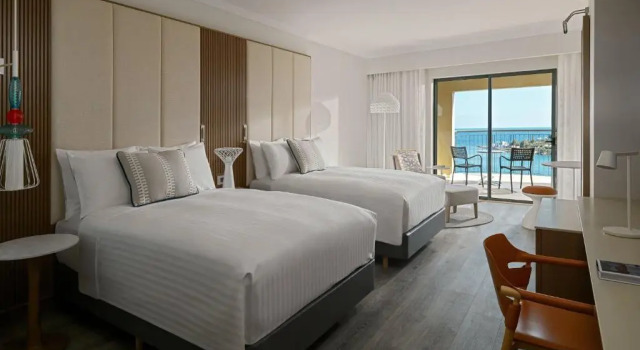 Четырёхместный номер Deluxe с балконом и с видом на море Malta Marriott Resort & Spa