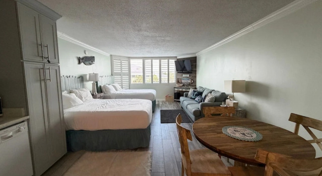 Апартаменты Renovated Beach Front Condo - Top of the Gulf 302