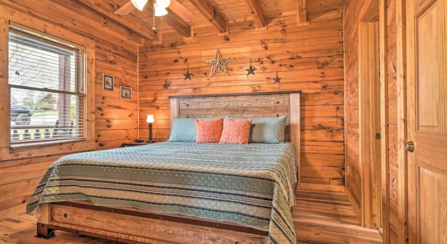 Mountain Pool Lodge Sevierville Cabin w/ Hot Tub