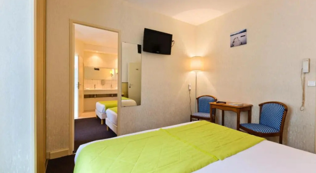 Семейный номер Standard Logis Hôtel de la Paix