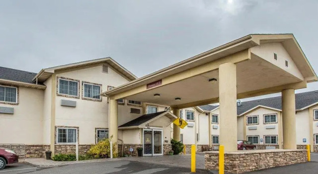 Кровать в общем номере Quality Inn & Suites University