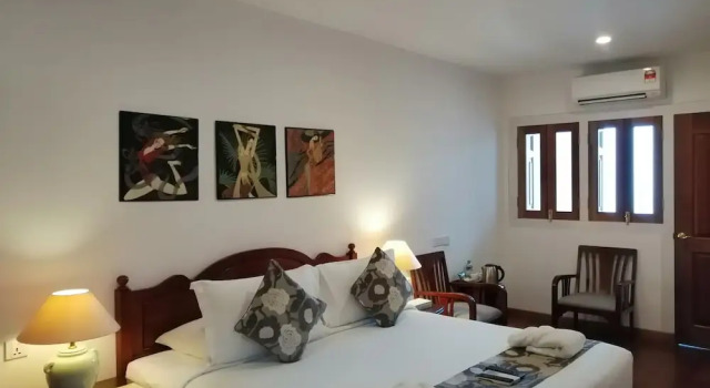 Номер Deluxe с балконом Heeren Straits Hotel