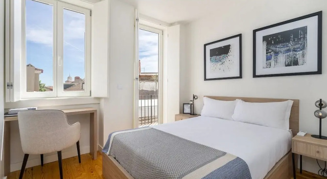 Alfama 2-Bed Minimalist Retreat For Digital Nomads & Remote Workers