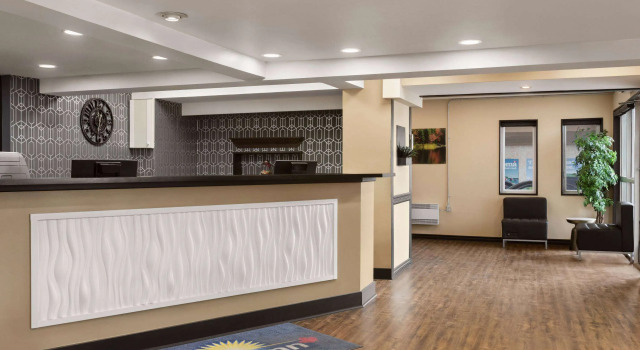 Days Inn & Suites by Wyndham Sault Ste. Marie ON, Забронировать Отель Су-Сент-Мари North Central Ontario, рядом с Chippewa Memorial Hospital