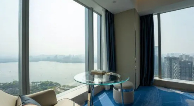 Двухместный номер Deluxe с видом на озеро Wyndham Shaoxing Keqiao