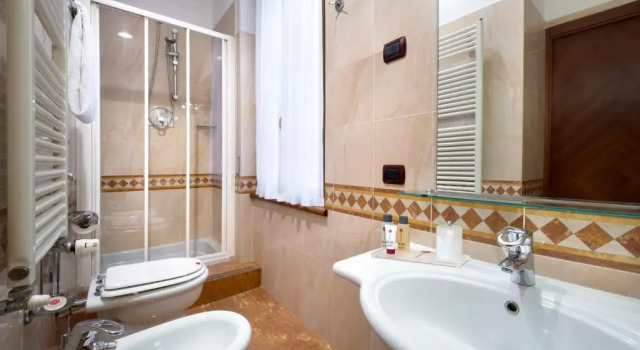 Трёхместный номер Standard Lancaster Hotel