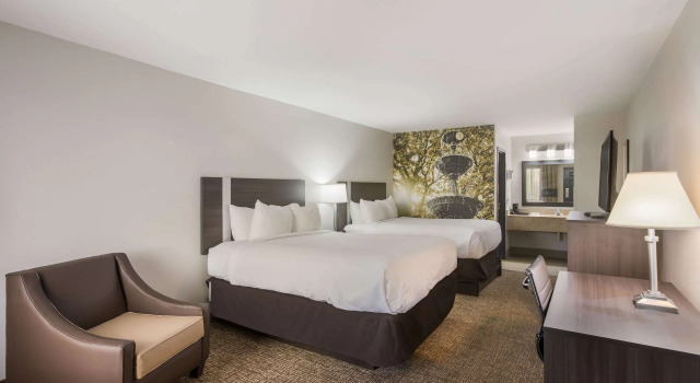 Четырёхместный номер Standard Clarion Pointe Forsyth I-75