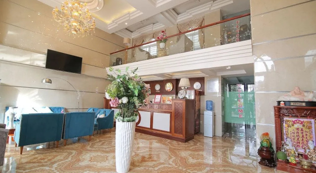 RedDoorz Premium @ Nguyen Thai Son Street
