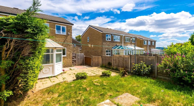 Cozy 3-Bed Family Home with Free Parking