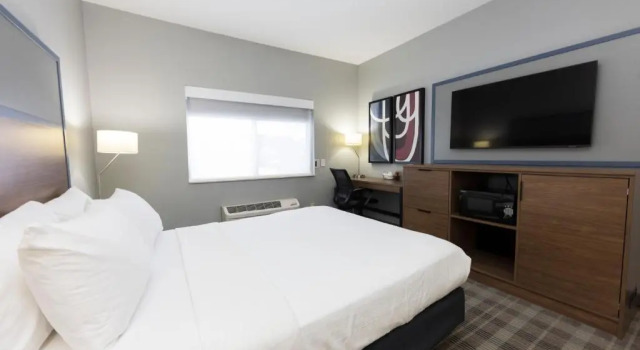 Номер Standard AmericInn by Wyndham Duluth