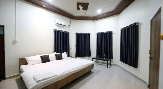 Whispering Palms by StayVista - Pool-view villa with Boutique interiors, Terrace & Lawn, Prenota Villa Cottage a Maharashtra, Cottage