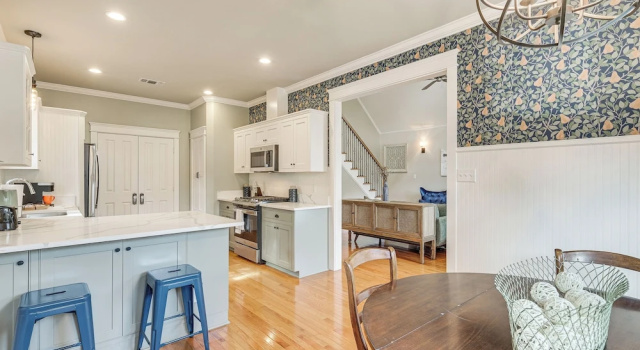 Коттедж с 2 комнатами Brenham Rental w/ Deck & Yard < 1 Mi to Downtown!