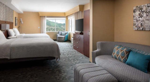 Четырёхместный люкс с видом на горы Courtyard by Marriott Glenwood Springs