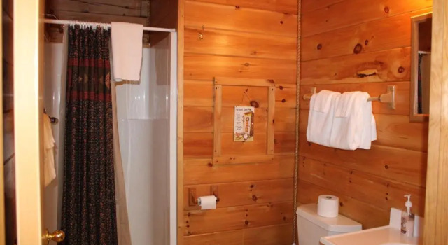 Коттедж с 4 комнатами Country Road Cabins