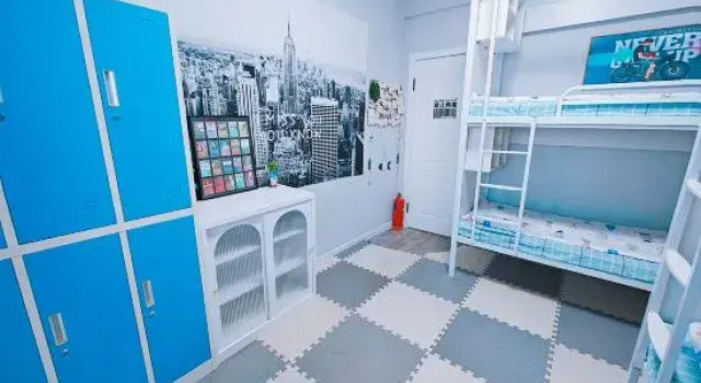 Кровать в общем номере (мужской номер) Figos Family Youth Hostel