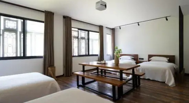 Кровать в общем номере с видом на улицу Riverside courtyard of Luan Xiyin mountain, Zhenyuan