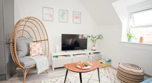 Апартаменты Stylish 2 Bedroom Apt - Parking - 5 Mins walk to Beach