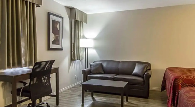 Четырёхместный люкс Econo Lodge Inn & Suites