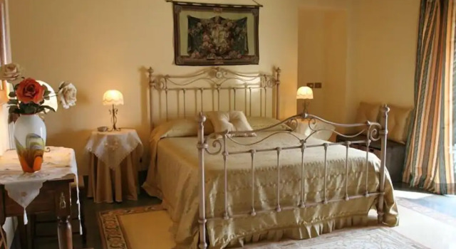 B&B Palazzo Gambino, Book Bed and Breakfast Hotels in Sicily with Parking, Parking