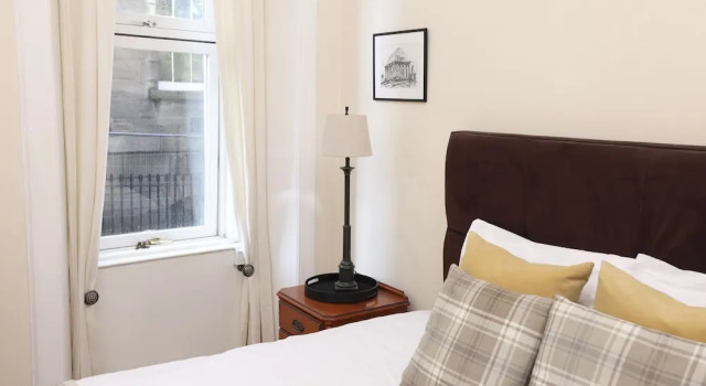 JOIVY Stunning Ground-floor 2bedrm New Town Apt