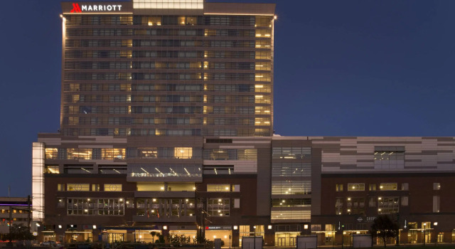 Кровать в общем номере Buffalo Marriott at LECOM HARBORCENTER