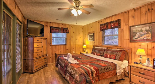 Private Gatlinburg Cabin: Pet Friendly w/ Hot Tub!