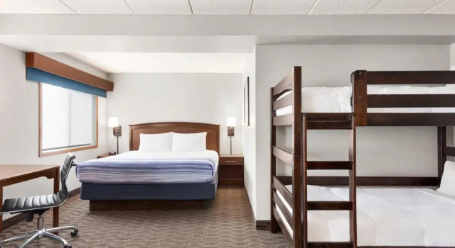 Двухместный люкс AmericInn by Wyndham Sauk Centre