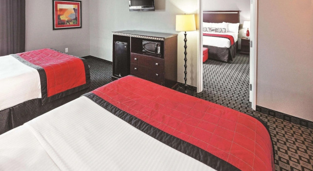 Четырёхместный семейный люкс c 1 комнатой La Quinta Inn & Suites by Wyndham Decatur