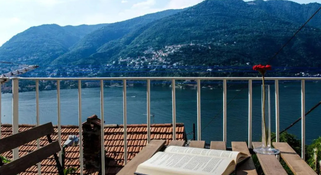 Апартаменты ALTIDO Cosy Apt for 4 with Balcony and View of Lake Como