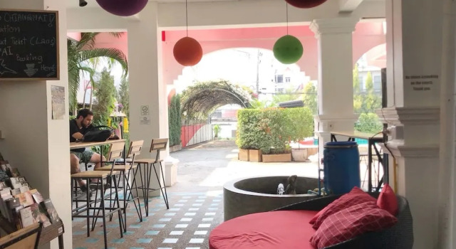 Royal thapae gate guesthouse, Забронировать Гостевой дом Гостевые дома Чиангмай, рядом с Wat Pan Tao, Гостевой дом