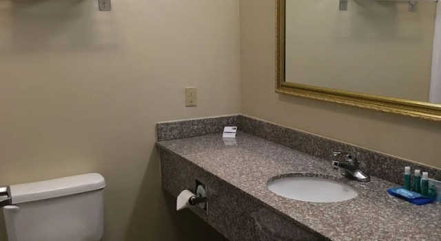 Четырёхместный номер Standard Holiday Inn Express Hotel & Suites Cadillac by IHG