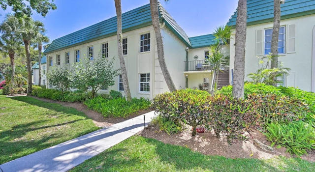 Naples Condo w/ Enclosed Balcony & Lake Views!, Buchen Sie Ferienwohnung Naples 