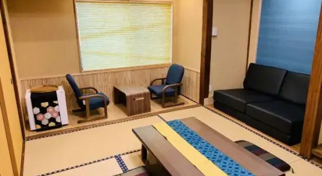 Кровать в общем номере Kazemachi Onjuku Raimuya