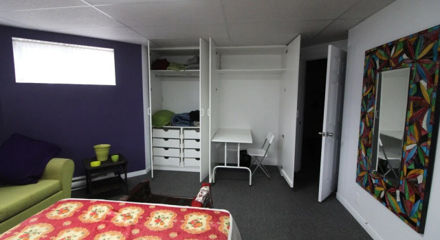 Room in Guest Room - Gandhi Very Large Room Decorated in Indian Style, Office Space and Sofa, Rezervovat Penzión Notre-Dame-des-Monts Quebec