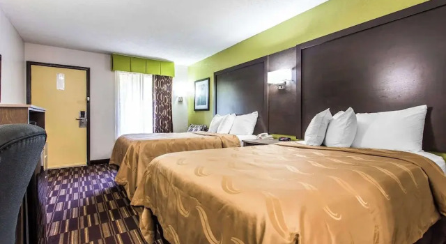 Четырёхместный номер Standard с балконом Quality Inn Albemarle