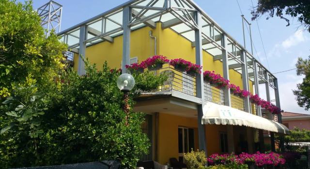 Hotel Illi, Забронировать Отель Отели Массы с питанием, Пансион