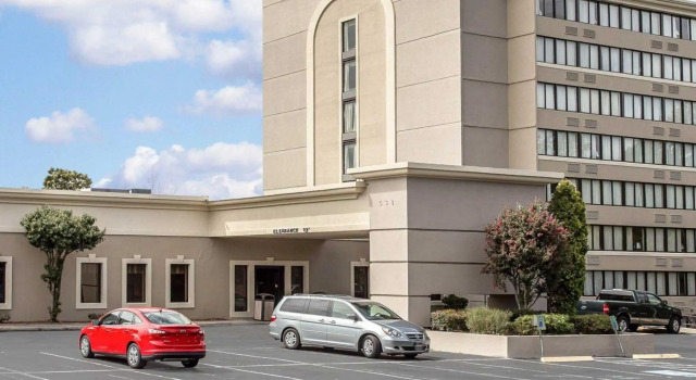 Quality Inn Coliseum, Rezervovat Hotel Winston-Salem Severní Karolína