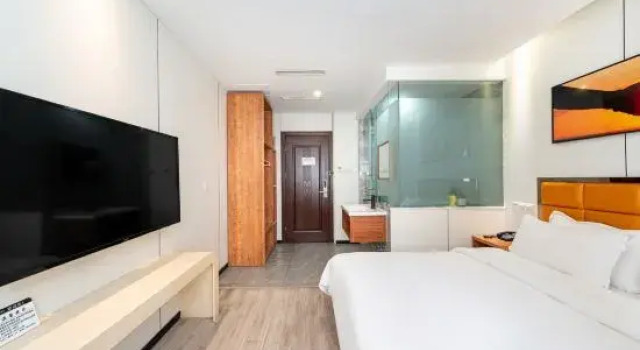Кровать в общем номере Qingzhu Xinrenren Hotel (Shanghai Pengpu Xincun Subway Station)