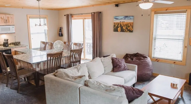 Hot Tub, Sauna, Fireplace, A/c, Dog Friendly, 1 mi to Whiteface, Forest View, Cascade Mountain Chalet, 预订 小木屋 威尔明顿 Whiteface Mountain