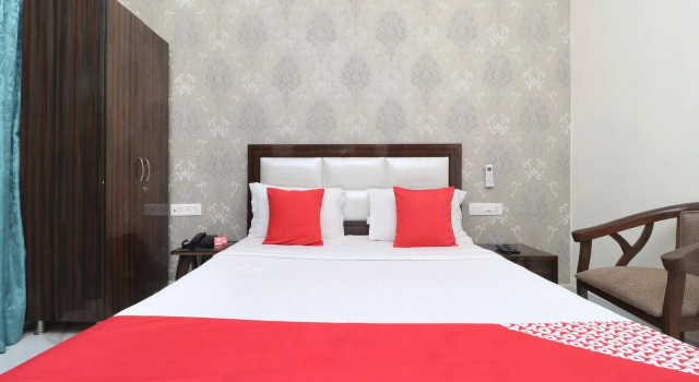 OYO 18476 Hotel Wisteria, Varaa Hotelli Zirakpur Haryana