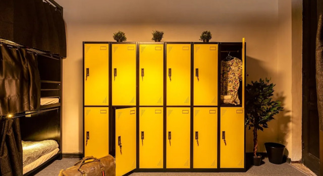 Postel ve společném pokoji pro ženy Bee Hostel