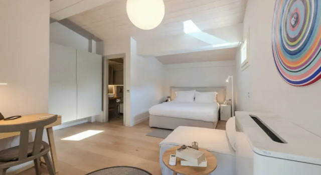 Полулюкс с балконом и с видом на город Amalie Suites