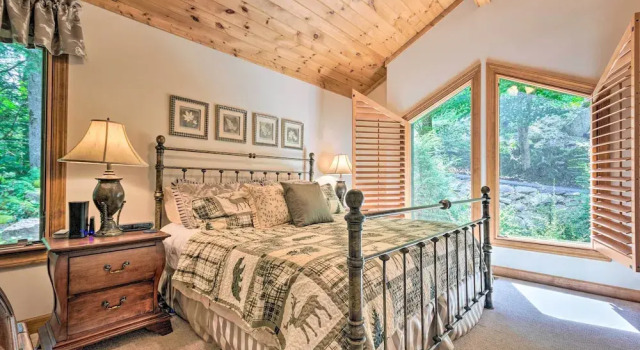 Lavish Beech Mountain Ski Cabin w/ Hot Tub!, Забронировать Отель Отели Бича Маунтин с парковкой, Парковка