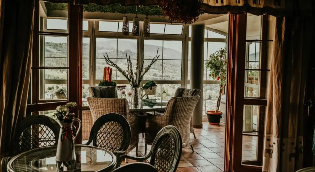 Karolowy Dwór, Book Hotel Hoteller i Silesia med parkering, Parkering
